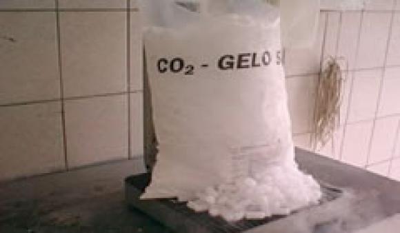 visualizar PACOTE DE GELO SECO -KG fogos indor, fogos para eventos, sparkles para casamentos, neve artificial, jet co2, bolinha de sabao, gerbs , cascata , fogos para reveillon, show pirotecnico, pirotecnia, MAQUINA NEVE, FROOZEN, FOGOS DE ARTIFICIOS, PIROMUSICAL, FOGUETE, FOGOS, ACIONADOR,